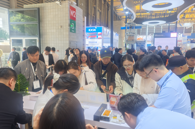 中揚(yáng)立庫(kù)亮相CeMAT ASIA 2025首日：展位人氣爆棚，智能倉(cāng)儲(chǔ)方案引行業(yè)聚焦